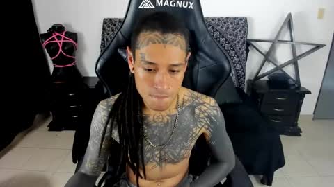 Snapshot of ink_u_buzz chatting on January 7, 10:41 pm Dani online show from January 7, 10:41 pm