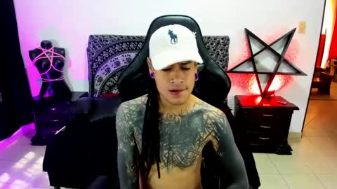 Snapshot of ink_u_buzz chatting on February 1, 3:39 pm Dani online show from February 1, 3:39 pm