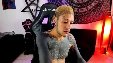 Snapshot of ink_u_buzz chatting on September 28, 9:20 pm Dani online show from September 28, 9:20 pm