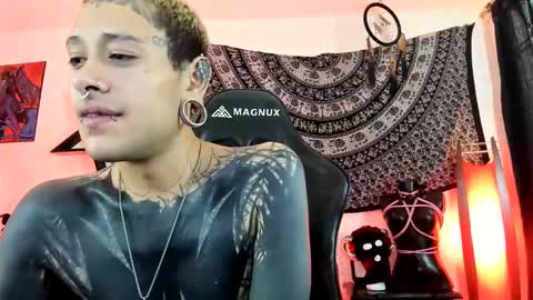 Snapshot of ink_u_buzz chatting on October 31, 5:47 pm Dani online show from October 31, 5:47 pm