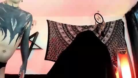 Snapshot of ink_u_buzz chatting on November 16, 4:56 pm Dani online show from November 16, 4:56 pm