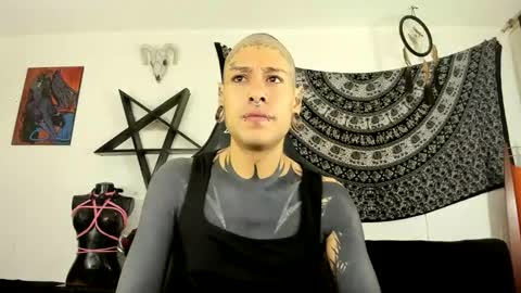 Snapshot of ink_u_buzz chatting on December 1, 12:04 am Dani online show from December 1, 12:04 am