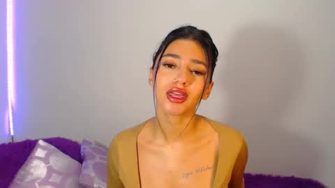 Snapshot of innocent_fox chatting on December 6, 9:24 pm Abril online show from December 6, 9:24 pm