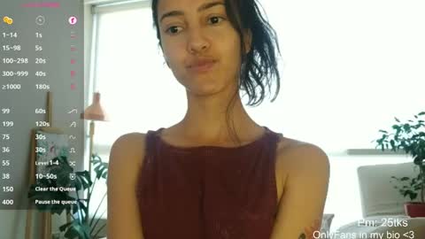 Snapshot of innocentlatiina chatting on May 4, 8:05 pm Laroa online show from May 4, 8:05 pm
