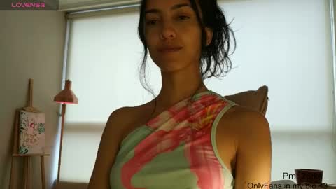 Snapshot of innocentlatiina chatting on June 5, 8:36 pm Laroa online show from June 5, 8:36 pm