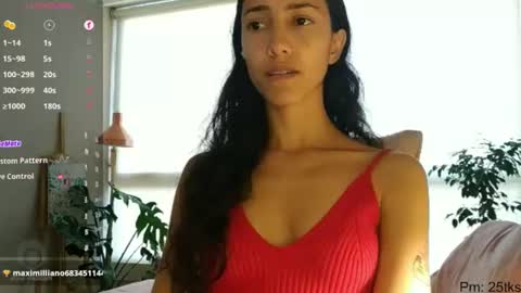 Snapshot of innocentlatiina chatting on June 10, 9:14 pm Laroa online show from June 10, 9:14 pm