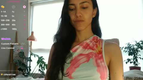 Snapshot of innocentlatiina chatting on June 12, 7:13 pm Laroa online show from June 12, 7:13 pm
