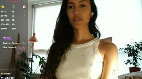 Snapshot of innocentlatiina chatting on June 13, 8:40 pm Laroa online show from June 13, 8:40 pm
