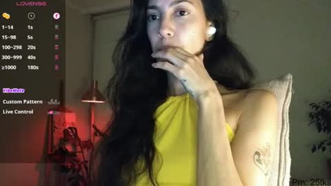 Snapshot of innocentlatiina chatting on June 17, 11:27 pm Laroa online show from June 17, 11:27 pm