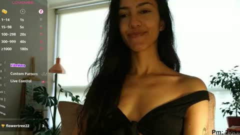 Snapshot of innocentlatiina chatting on July 3, 7:31 pm Laroa online show from July 3, 7:31 pm