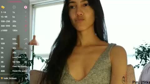 Snapshot of innocentlatiina chatting on July 6, 8:11 pm Laroa online show from July 6, 8:11 pm