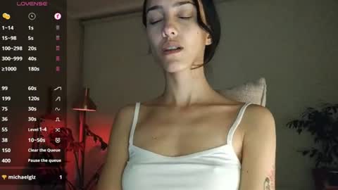 Snapshot of innocentlatiina chatting on July 31, 1:05 am Laroa online show from July 31, 1:05 am