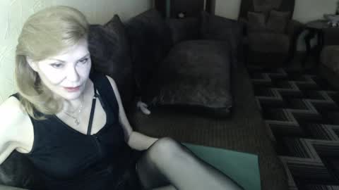 Snapshot of irenalegs chatting on April 21, 4:08 am irenalegs online show from April 21, 4:08 am