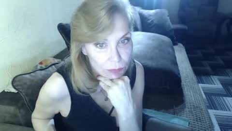 Snapshot of irenalegs chatting on April 28, 4:17 am irenalegs online show from April 28, 4:17 am
