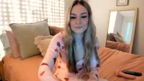 Snapshot of iris_roslin chatting on July 25, 3:04 am Iris 3 online show from July 25, 3:04 am