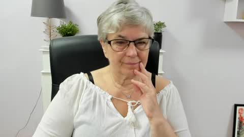 Snapshot of iris_xdesire chatting on June 18, 9:14 am I R I S online show from June 18, 9:14 am