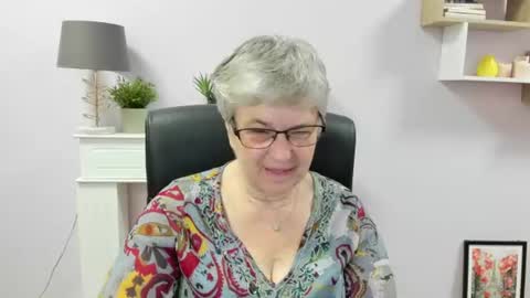 Snapshot of iris_xdesire chatting on June 22, 6:10 am I R I S online show from June 22, 6:10 am