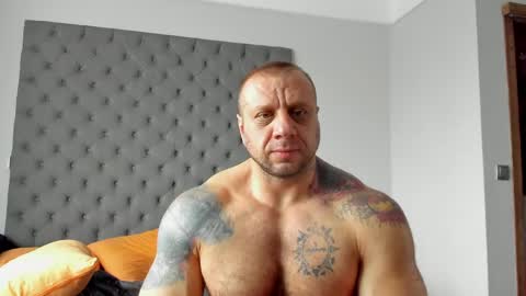 ironhulk22 online show from March 18, 7:44 am