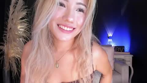 Snapshot of isa_cortes_ chatting on May 6, 2:22 pm Isa Cortes online show from May 6, 2:22 pm