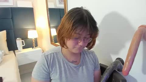 Snapshot of isa_grey_ chatting on November 26, 6:25 am Isa online show from November 26, 6:25 am