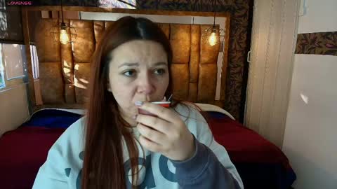 Snapshot of isa_thompson__ chatting on May 9, 11:59 am I S A online show from May 9, 11:59 am