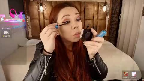Snapshot of isa_thompson__ chatting on June 12, 11:42 am I S A online show from June 12, 11:42 am