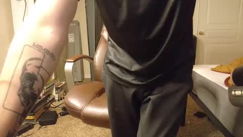 Snapshot of isaac_sheffield chatting on December 16, 10:24 pm isaac online show from December 16, 10:24 pm