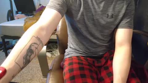 Snapshot of isaac_sheffield chatting on December 21, 2:04 pm isaac online show from December 21, 2:04 pm