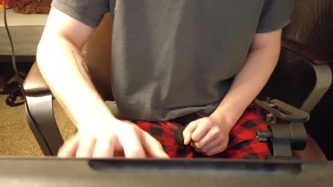 Snapshot of isaac_sheffield chatting on December 23, 4:55 am isaac online show from December 23, 4:55 am