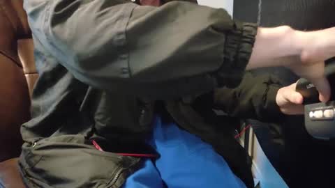 Snapshot of isaac_sheffield chatting on December 27, 2:12 pm isaac online show from December 27, 2:12 pm