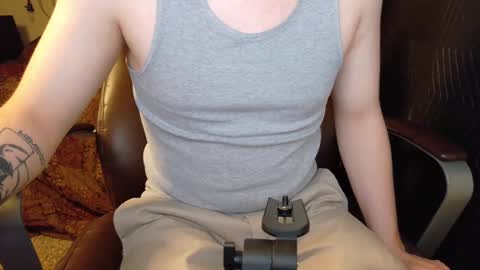 Snapshot of isaac_sheffield chatting on January 8, 4:23 am isaac online show from January 8, 4:23 am