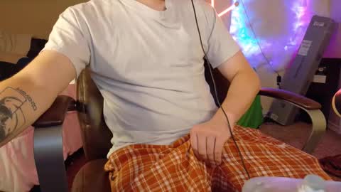 Snapshot of isaac_sheffield chatting on September 14, 1:32 pm isaac online show from September 14, 1:32 pm