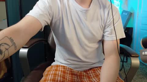 Snapshot of isaac_sheffield chatting on October 2, 8:43 am isaac online show from October 2, 8:43 am