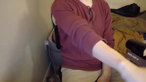 Snapshot of isaac_sheffield chatting on December 15, 1:21 am isaac online show from December 15, 1:21 am