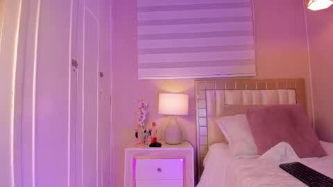 isabela__x online show from February 4, 11:38 am