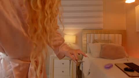 Snapshot of isabela__x chatting on June 8, 11:32 am isabela__x online show from June 8, 11:32 am