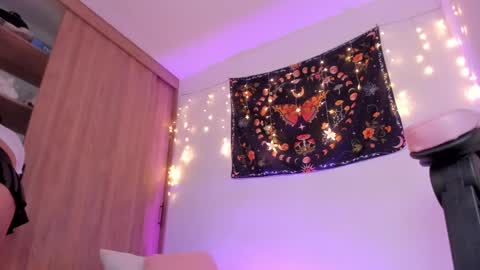 Snapshot of isabella_666_ chatting on February 8, 3:52 am Isa... online show from February 8, 3:52 am