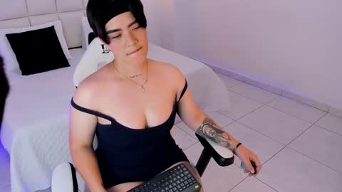 isabella_clarkk online show from March 12, 11:55 pm