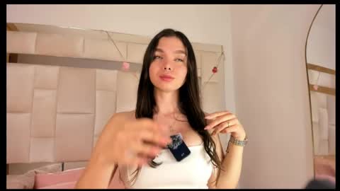 Snapshot of isabella_gomez11 chatting on June 6, 11:31 pm isabella_gomez11 online show from June 6, 11:31 pm