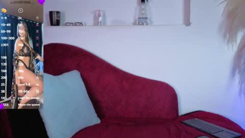 Snapshot of isabella_lt chatting on May 15, 10:44 am online show from May 15, 10:44 am