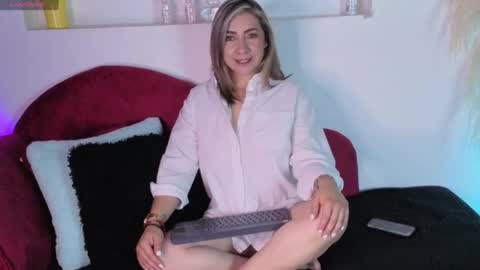 Snapshot of isabella_lt chatting on May 20, 10:54 am online show from May 20, 10:54 am