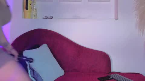 Snapshot of isabella_lt chatting on June 1, 10:28 am online show from June 1, 10:28 am
