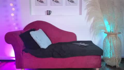 Snapshot of isabella_lt chatting on June 17, 9:12 am online show from June 17, 9:12 am