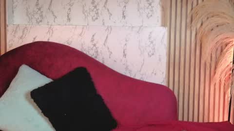 Snapshot of isabella_lt chatting on July 16, 10:21 am online show from July 16, 10:21 am