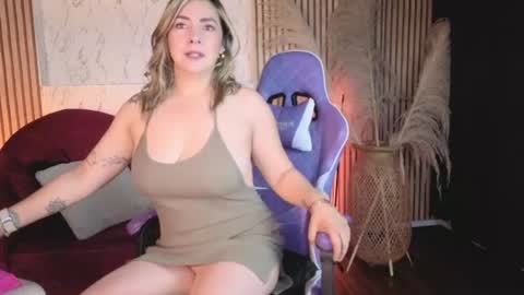 Snapshot of isabella_lt chatting on July 29, 10:24 am online show from July 29, 10:24 am