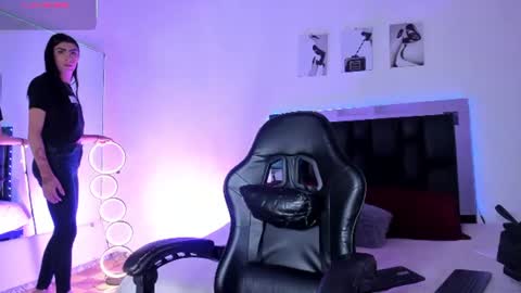 Snapshot of isabella_moon9 chatting on July 18, 12:31 pm Isabella Moon9 online show from July 18, 12:31 pm