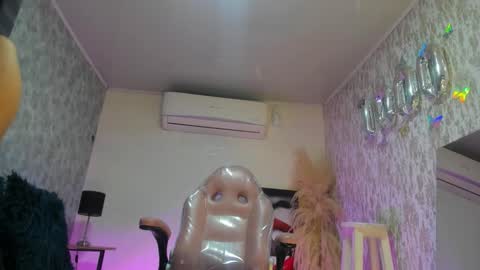 Snapshot of isabellaa23 chatting on November 24, 12:27 pm isabellaa23 online show from November 24, 12:27 pm