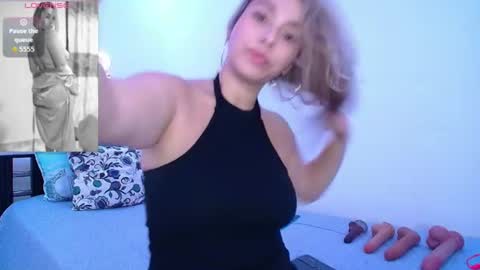 Snapshot of isabellaa_smith03 chatting on July 18, 1:21 am isabellaa_smith03 online show from July 18, 1:21 am