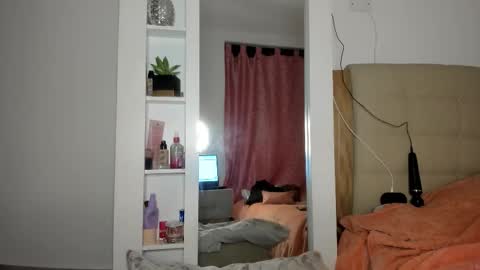 Snapshot of isabellabeker_ chatting on January 9, 7:33 am ISABEL online show from January 9, 7:33 am