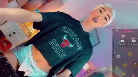 isabellagirs online show from June 12, 5:39 am